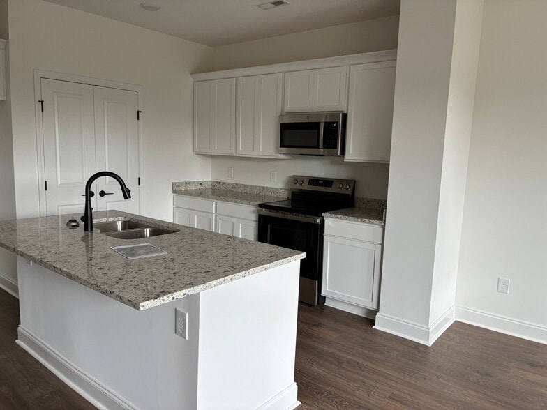 Building Photo - 1704 Bennett Village Dr