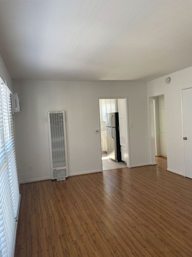 Interior Photo - 232-6 S. Harvard Blvd