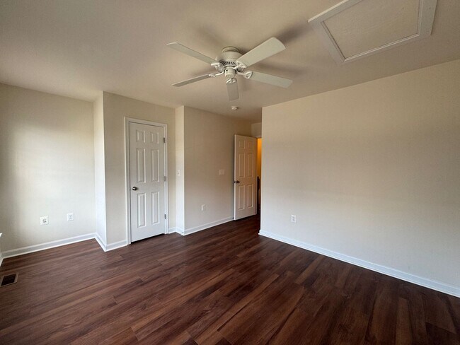 Building Photo - Gorgeous 3 Bed 3.5 Bath Interior Townhome In Powells Run Village