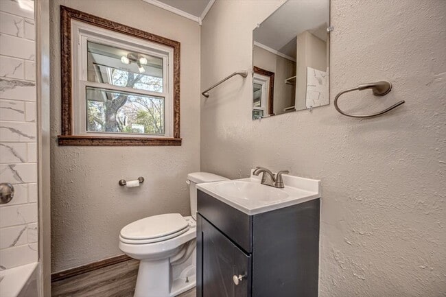 Building Photo - 809 N Ross Ave