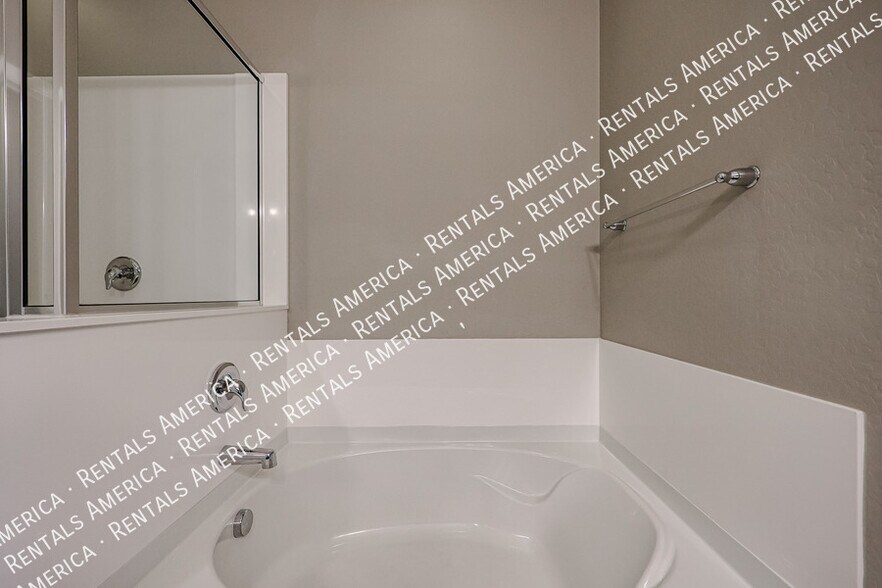 Building Photo - 4212 E Erie St