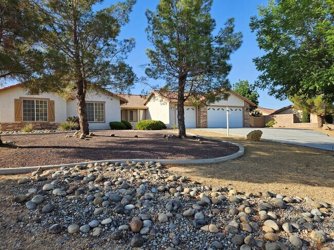 Building Photo - 3 Bedrooms, Den, 2 Bathrooms, 3 Car Garage...