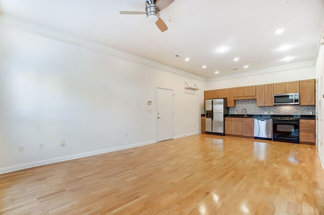 Building Photo - Freshly Painted South End Condo!