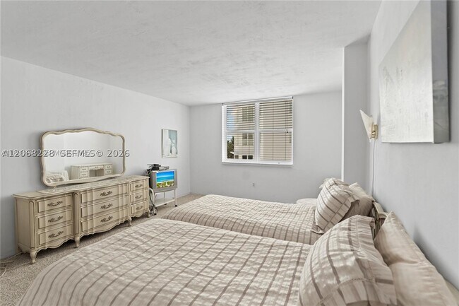 Building Photo - 5001 Collins Ave