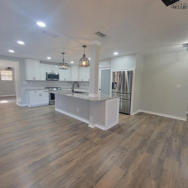 Building Photo - 4444 Phillips Dr