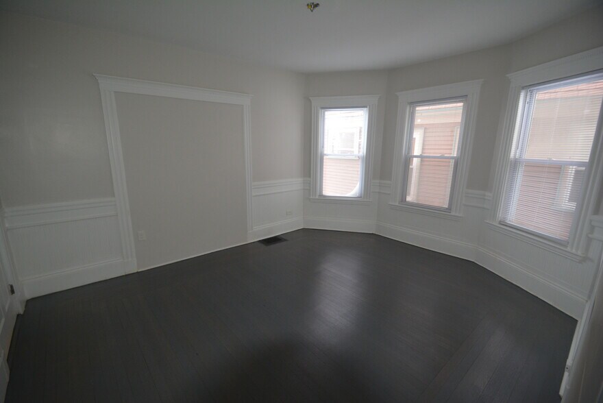 Building Photo - 31 Claybourne St