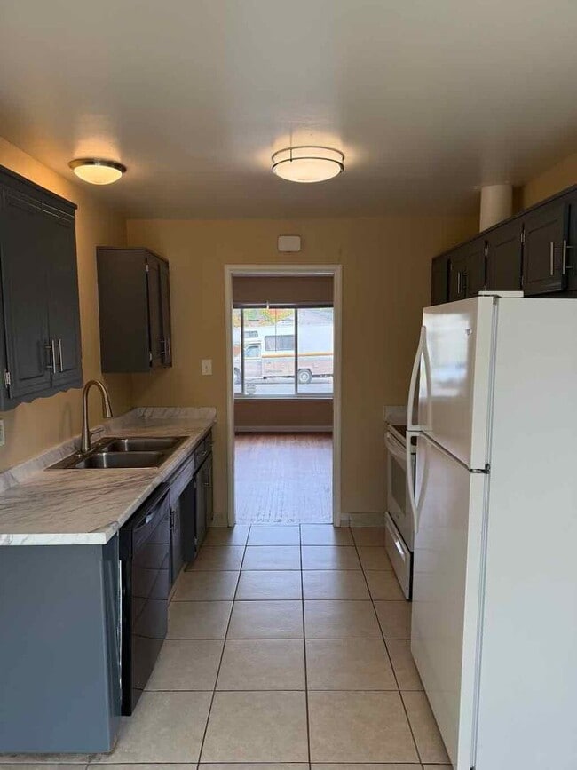 Building Photo - Updated 2 Bed/1 Bath 900 Sq.ft Duplex with...