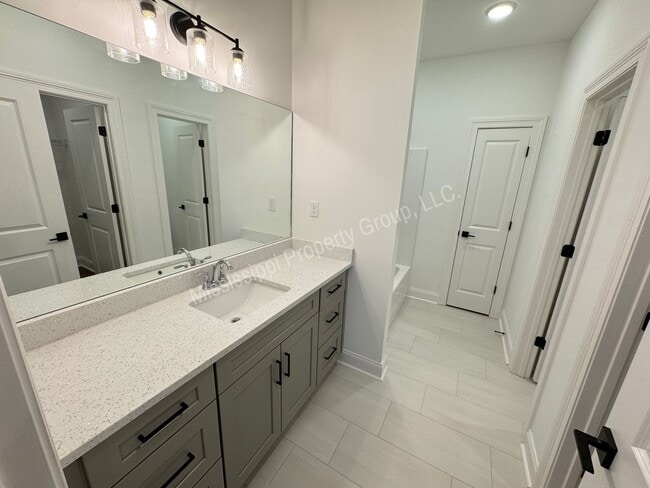 Building Photo - 3BR/3.5BA - End Unit in South Grove