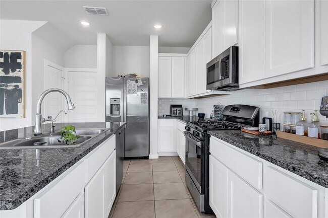 Building Photo - 7218 Clearwater Cv Dr