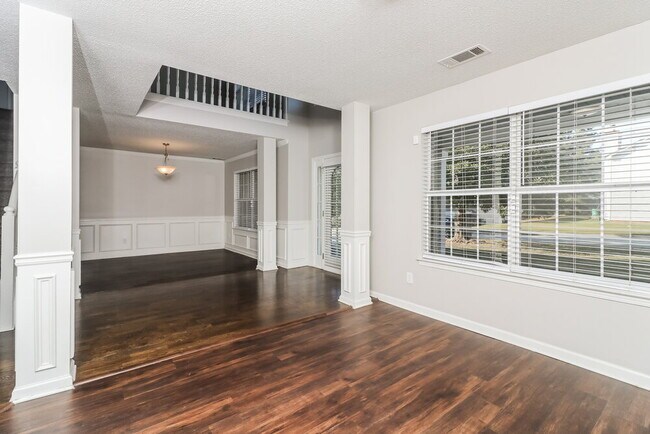 Building Photo - 665 Tomahawk Pl SW