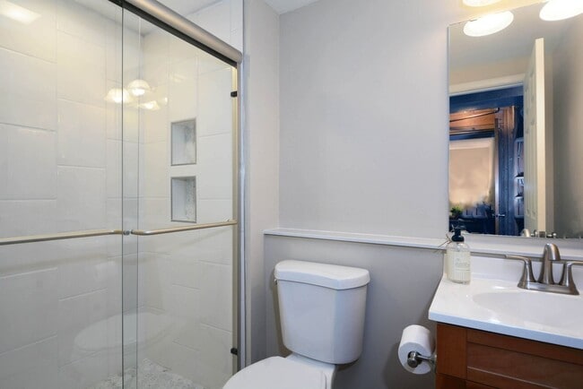 Building Photo - Spacious 3-Bedroom with Walkout and Fully ...