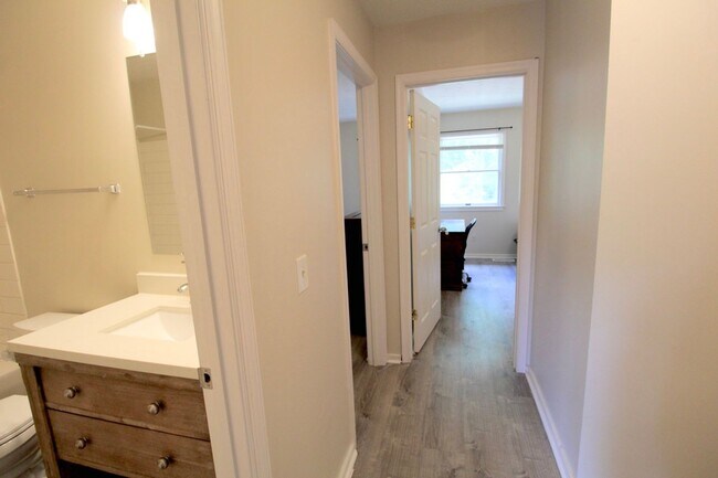 Building Photo - 1216 Mountain View Dr
