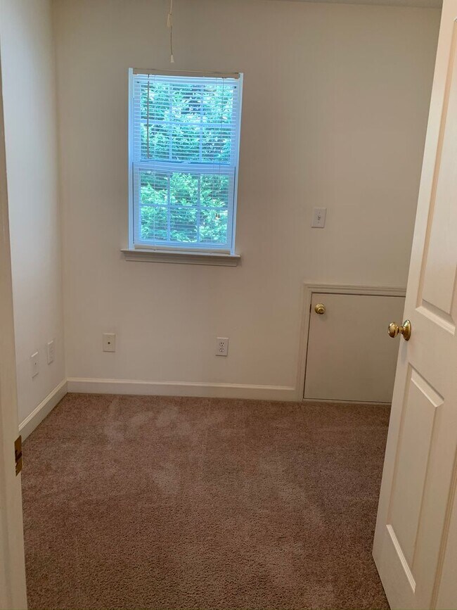 Building Photo - 203 Clusters Cir