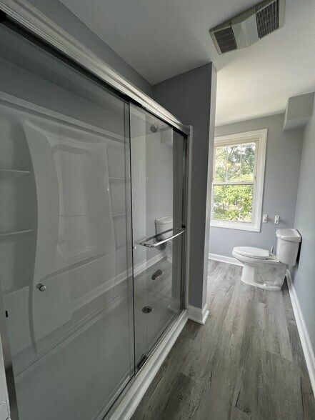 Restroom 1 of 3 - 1337 Poplar Ave