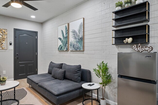 Building Photo - 4117 W Virginia Ave