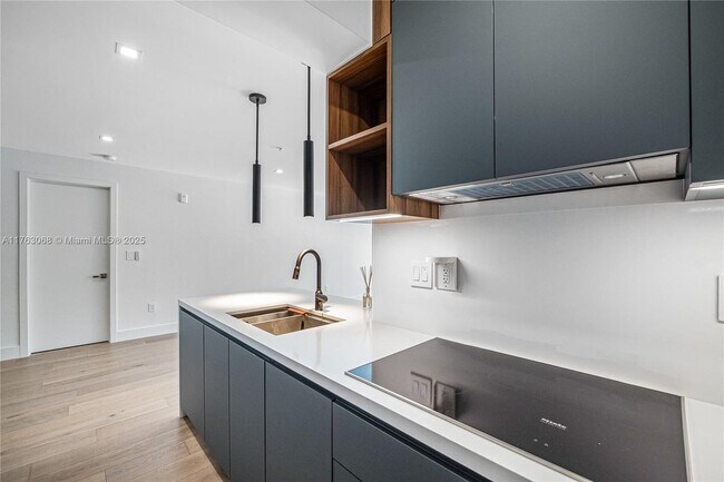 Building Photo - 204 Sunrise Dr