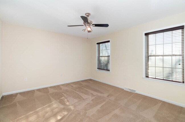Building Photo - *UPCOMING* 3 Bedroom 2.5 Bath Town-Home Lo...