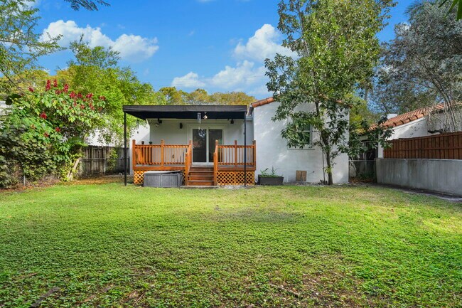 Building Photo - 1262 SW 15th Ter