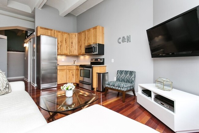 Building Photo - Enjoy the luxury lifestyle of a doorman, r...