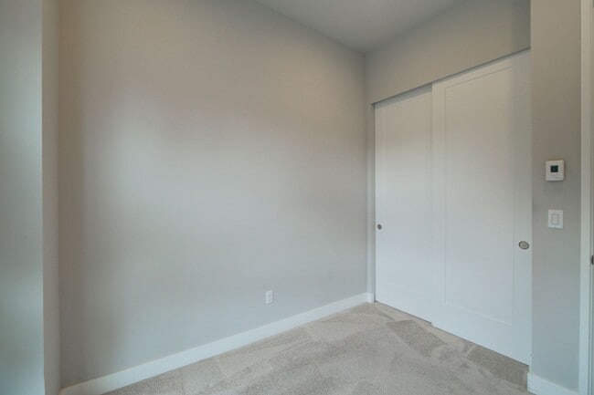 Building Photo - 4Bd/3Ba Bellevue Townhouse