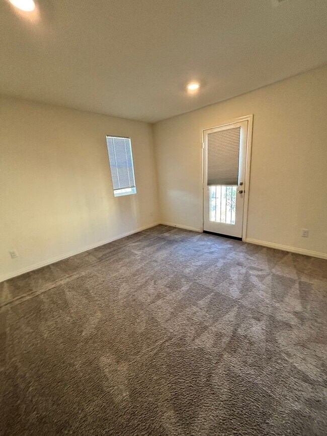 Building Photo - Beautiful Home!