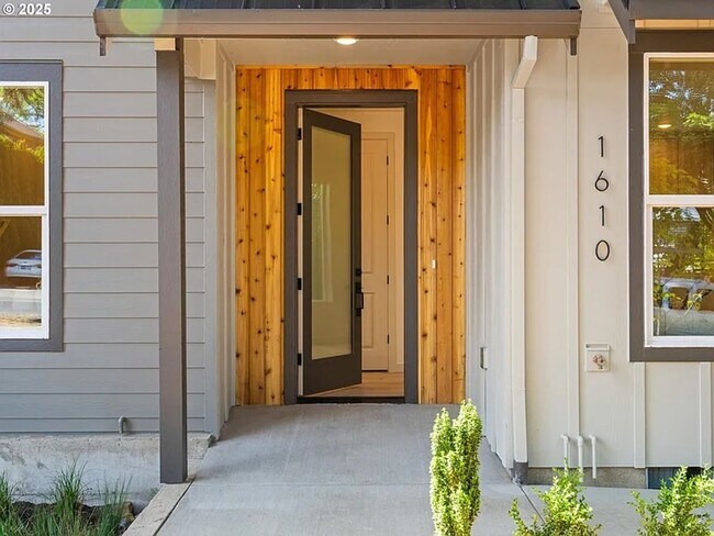 Building Photo - 1610-1612 SE Morrison St.