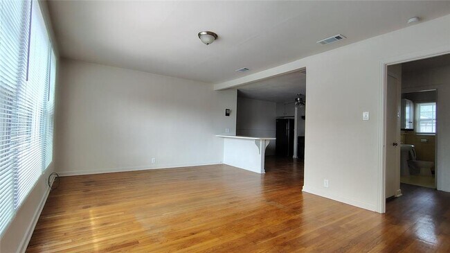 Building Photo - 2 Bedroom 1 Bath in North Austin