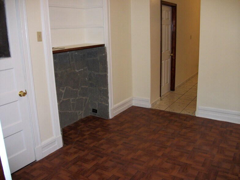 Building Photo - 371 Dover St