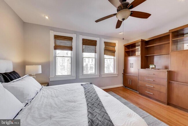 Building Photo - 1006 Otis Pl NW