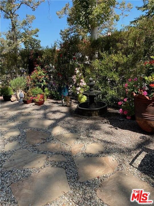 Building Photo - 601 Sweetzer Ave