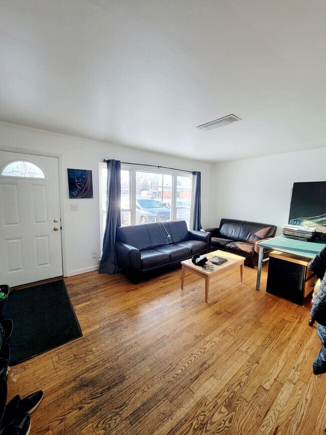 Building Photo - Aug. 2026 Pre-Lease Spacious 5-Bedroom Home in Desirable South Boulder Neighborhood