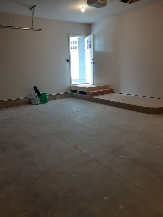 Building Photo - Modern Living in a 3-Bed, 2-Bath Townhome with Attached 2 Car Garage