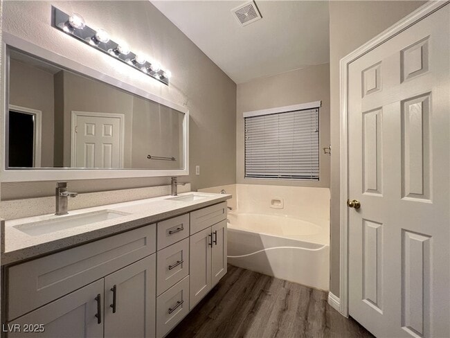 Building Photo - 10524 Isola Bella St