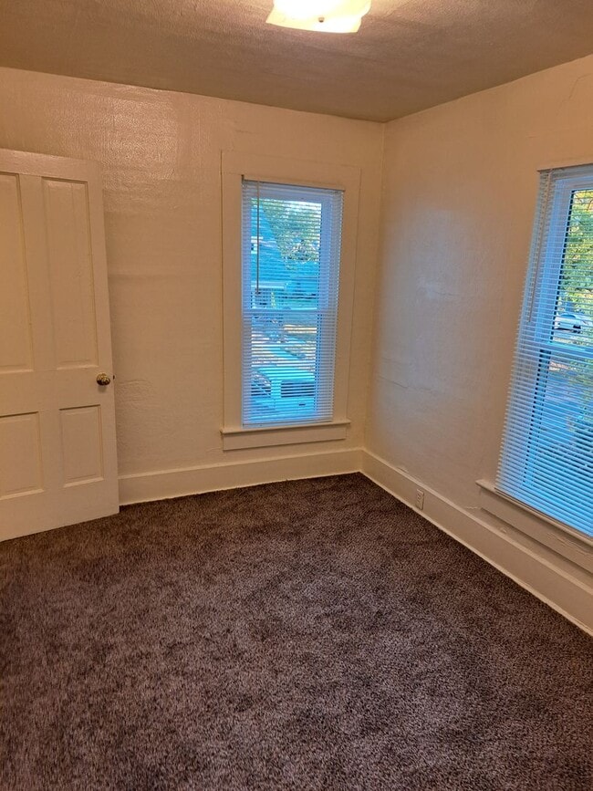 Building Photo - 2 BR Townhouse Near University of Saint Francis