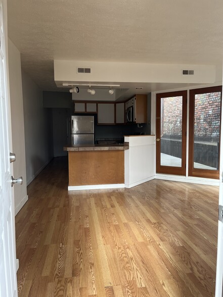 Entry to Livingroom, Kitchen, Atrium - 2334 E Carson St