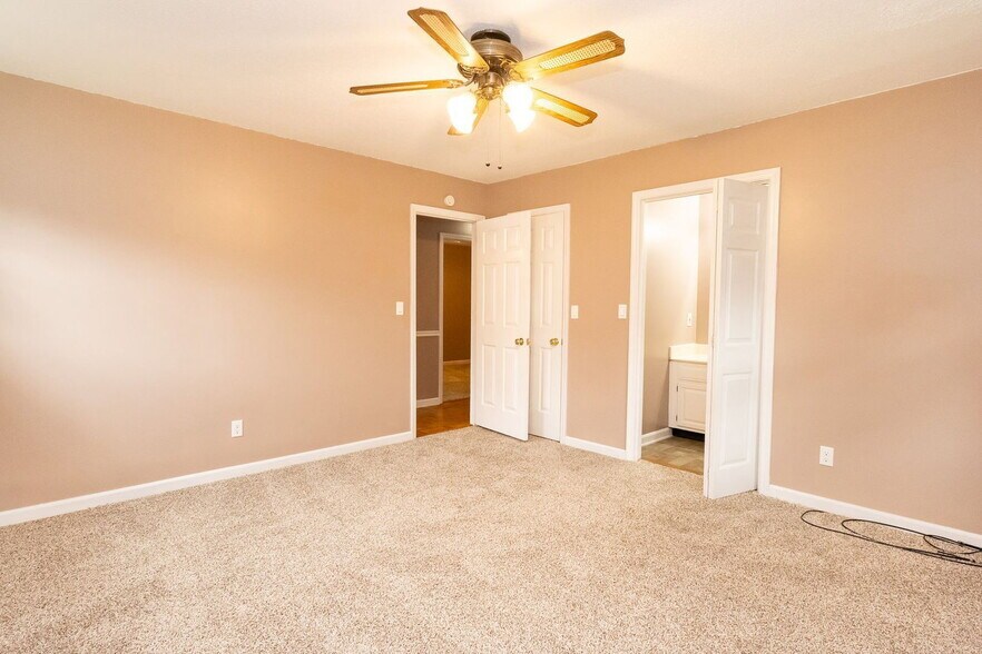 Building Photo - 5428 Country Village Dr
