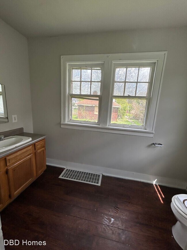 Building Photo - 3 br, 1.5 bath House - 2905 Central Dr