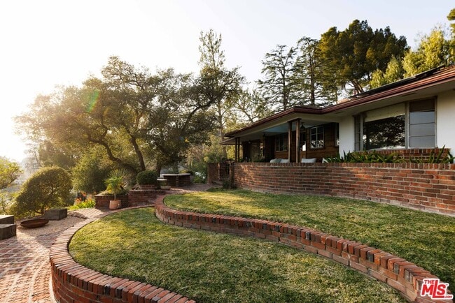 Building Photo - 1575 E Loma Alta Dr