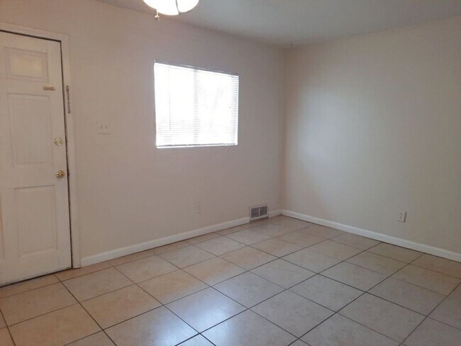 Building Photo - 560 Estancia Dr NW