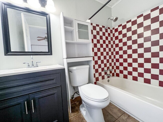 Building Photo - 114 W Head St