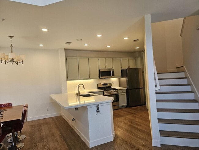 Building Photo - Modern 3BD/3BA Townhouse in Prime Union Ci...