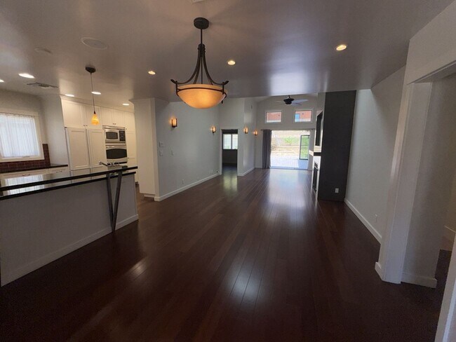 Building Photo - Burbank Hillside 3brm, 3bath Residence.