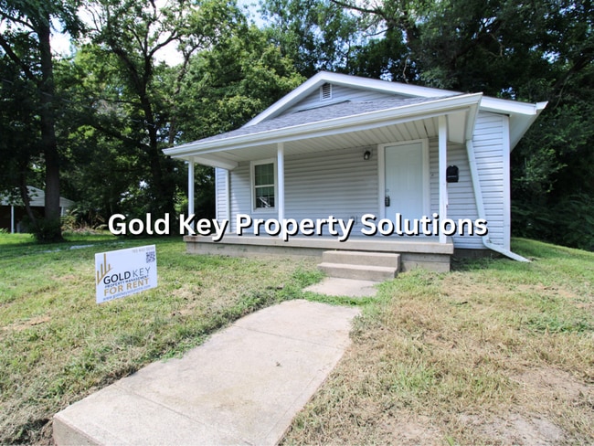Primary Photo - All Electric 2 BR 1 BA House with Main-Lev...