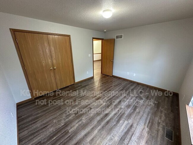 Building Photo - 709 SE Drew Ct