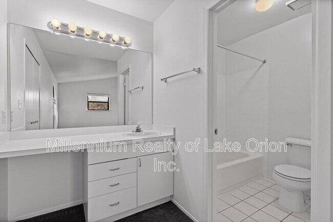 Building Photo - 5611 Drake Hollow Dr