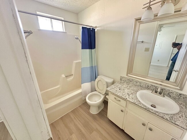 Building Photo - AVAILABLE NOW !!