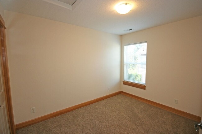 Building Photo - 3 bedroom 3.5 bath town home