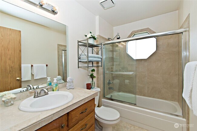 Building Photo - Charming 4 Bedroom home with fenced yard a...