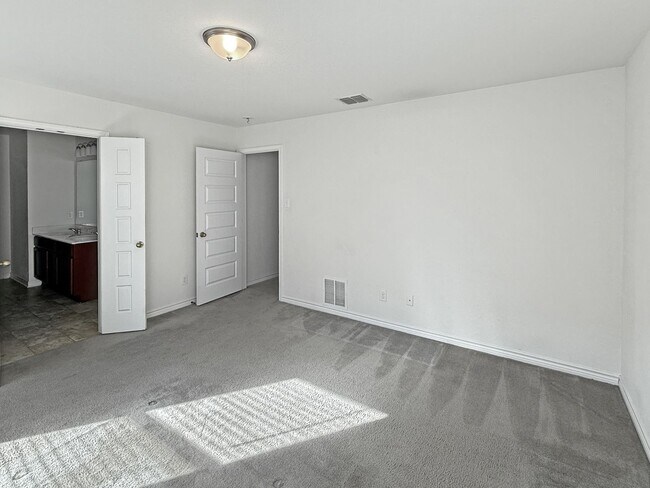 Building Photo - New Braunfels gem