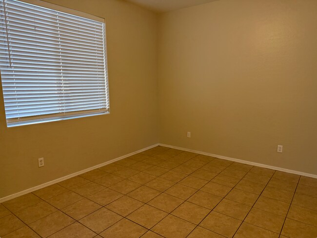 Building Photo - 996 E Cantebria Dr
